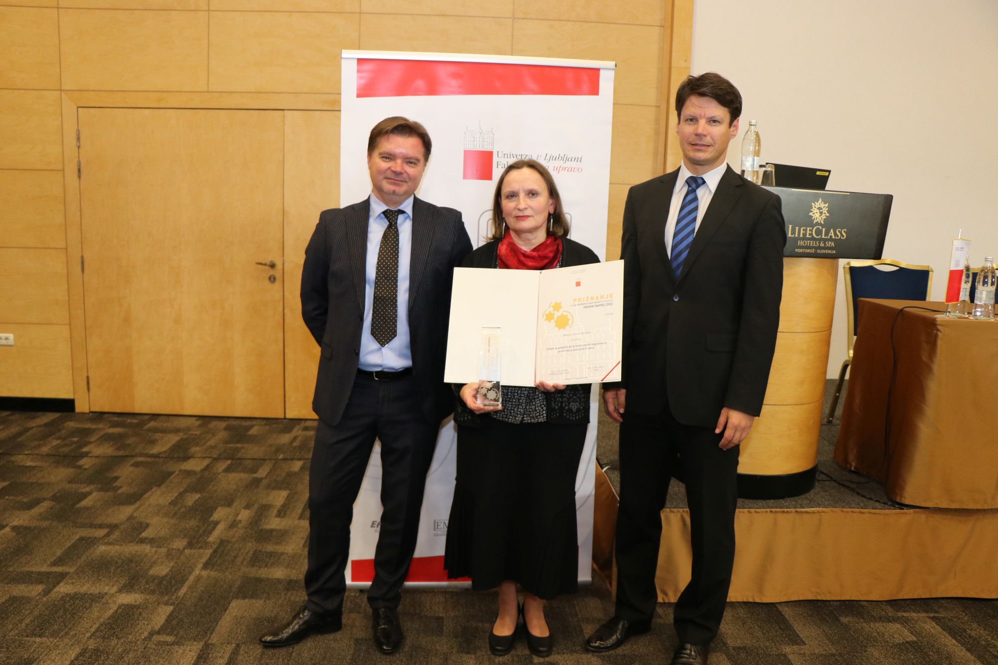 Prof. dr. Mirko Pečarič, dekan, Lucija Unuk, Mestna občina Maribor, in doc. dr. Jernej Buzeti, prodekan za prenos znanja, Foto: Fakulteta za upravo