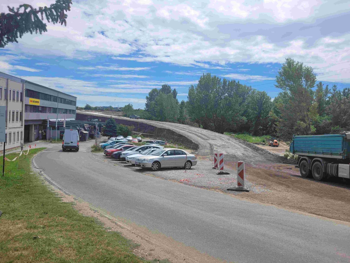 Cesta v coni pobrežje