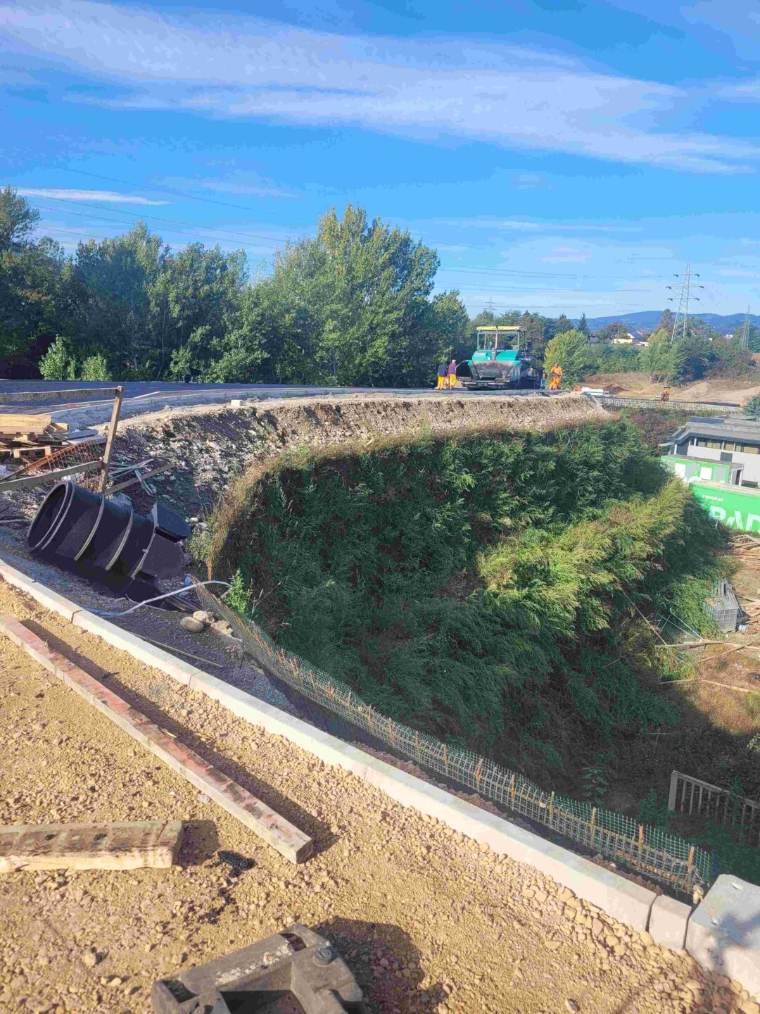 Cesta v coni pobrežje