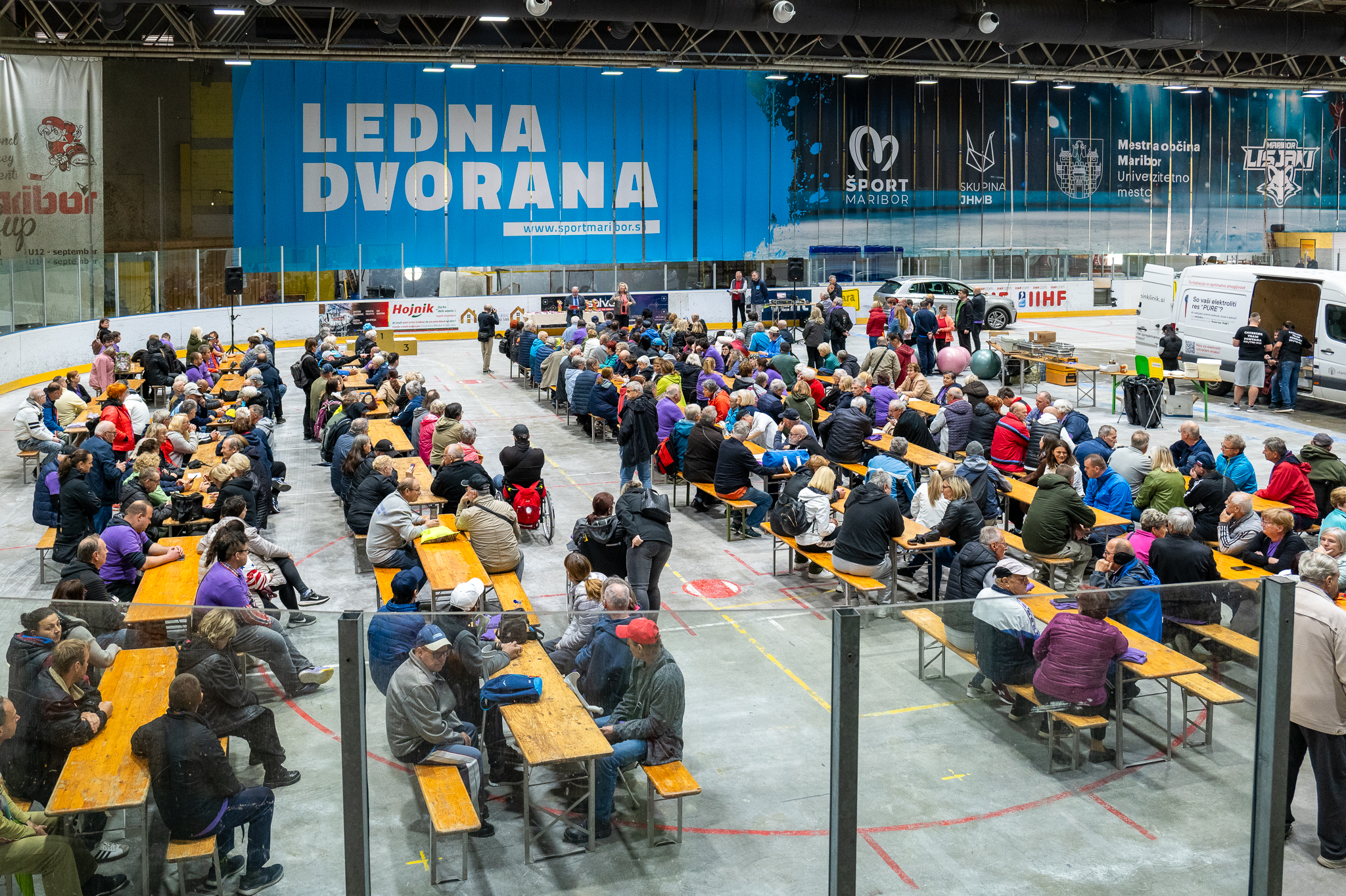 4 Zbrana množica ljudi v Ledni dvorani