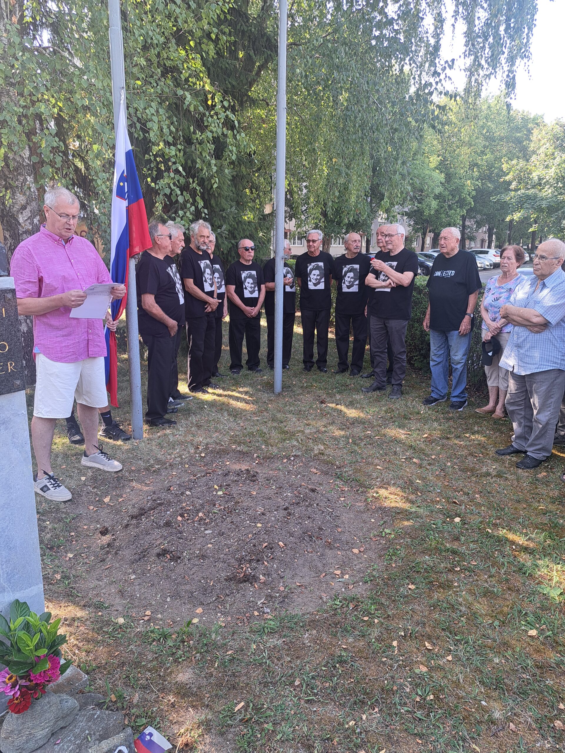 Dvig zastave ob obeležju Slavka Šlandra