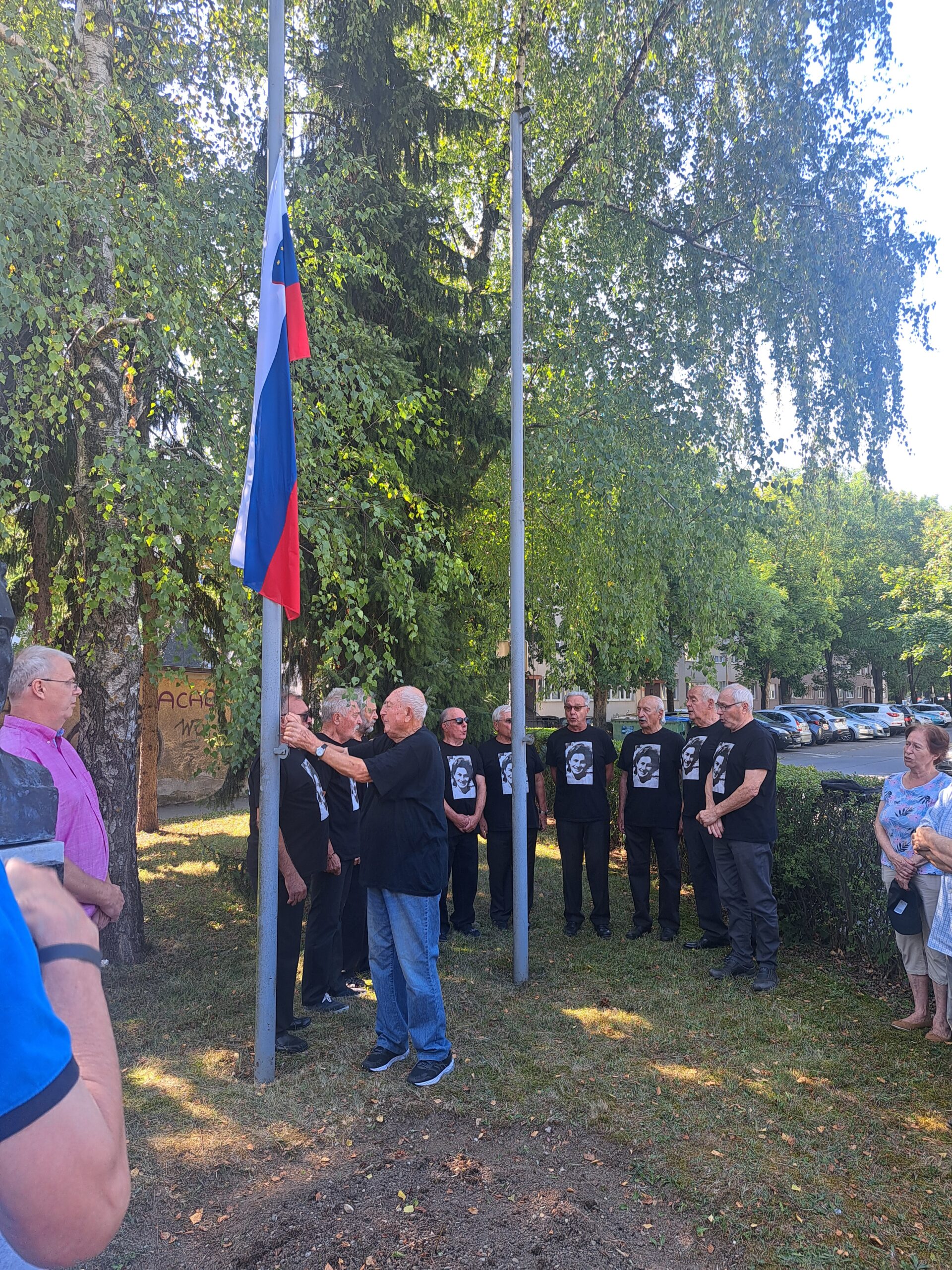 Dvig zastave ob obeležju Slavka Šlandra