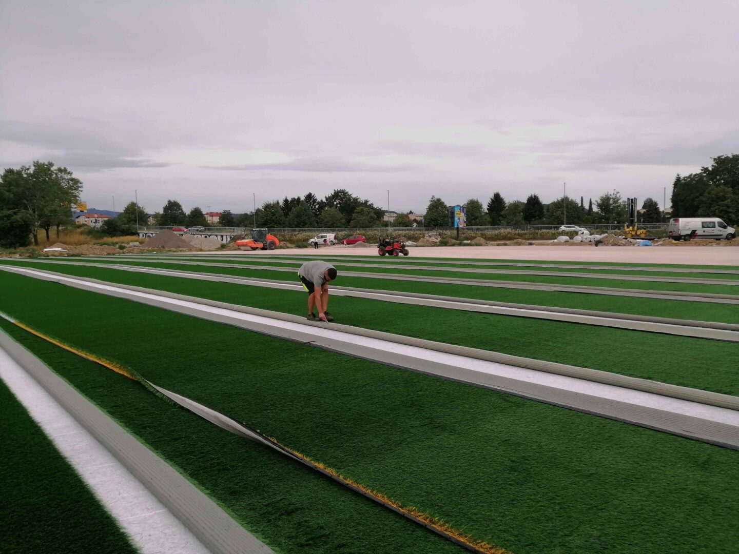 Med gradnjo, avtor MOM