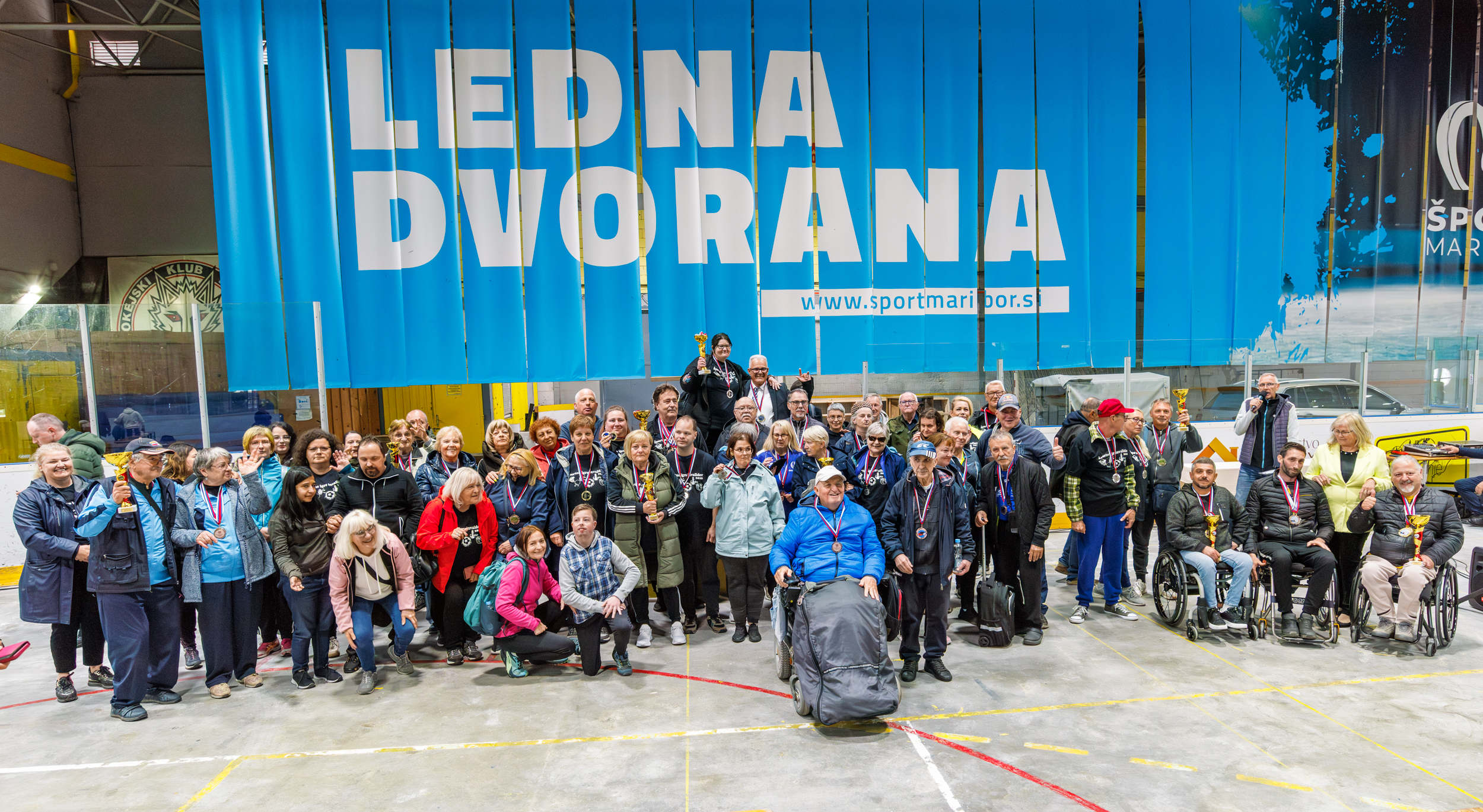11 Skupinska fotografija prejemnikov odličij na Športnih igrah invalidov Maribora