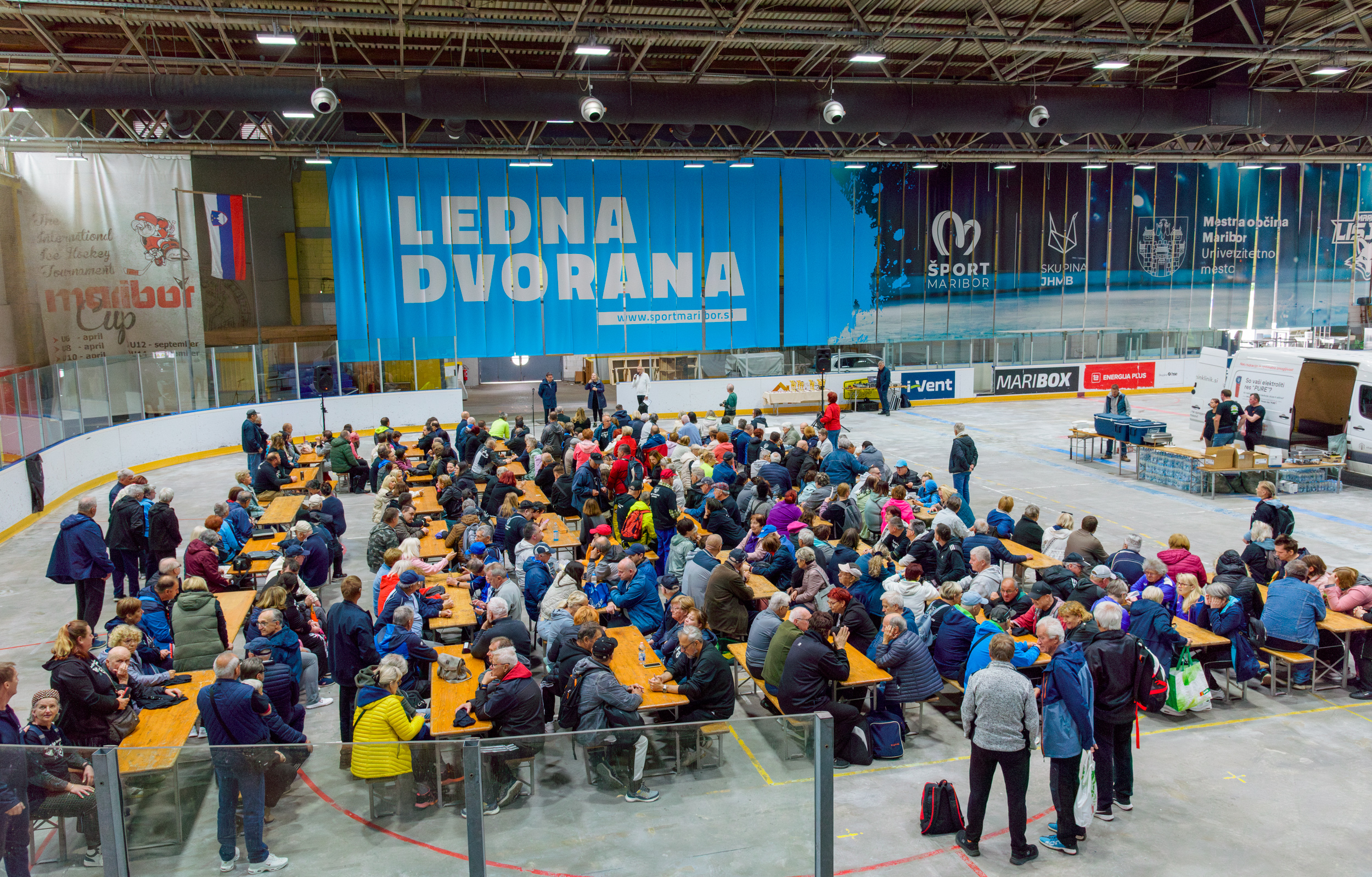4 Zbrana množica ljudi v Ledni dvorani